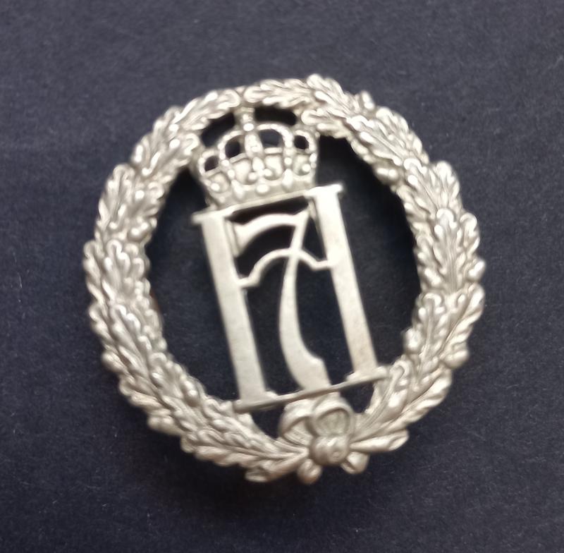 A superb and difficult to find (British made) Norwegian Free Forces Haakon 7 NCO's capbadge