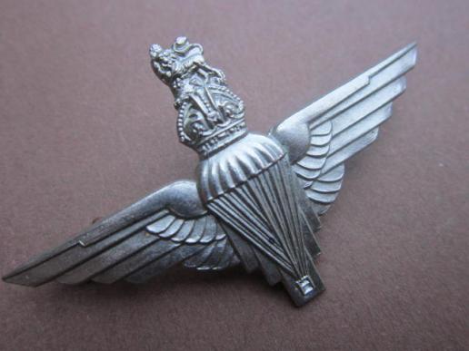 A standard wartime capbadge to the Parachute Regiment 