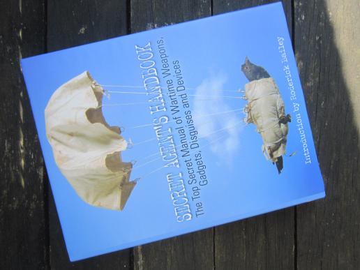 A new copie (2009) of the well known Secret Agent's handbook (last copy) 