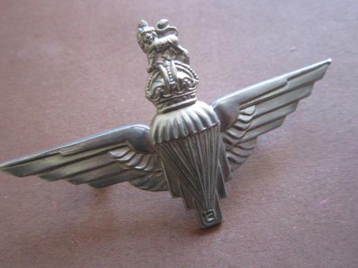 A standard wartime capbadge to the Parachute Regiment 