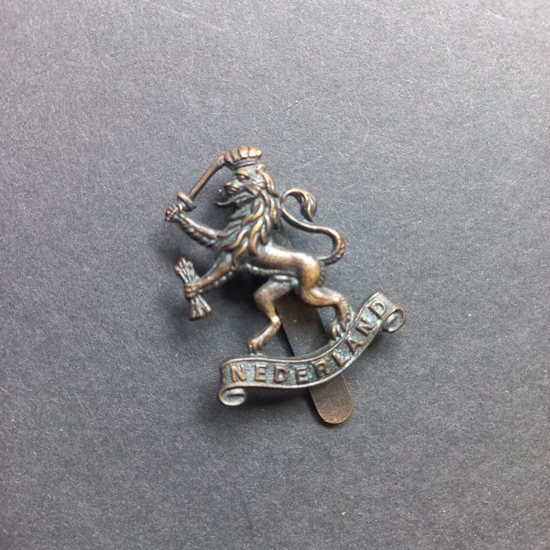 A attractive Free Dutch Forces Officers and NCO's (British made Gaunt London marked) Nederland cap badge