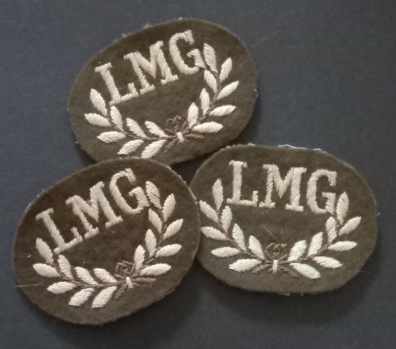 A attractive - British i.e Canadian - LMG (Light Machine Gun) qualification i.e trade badge