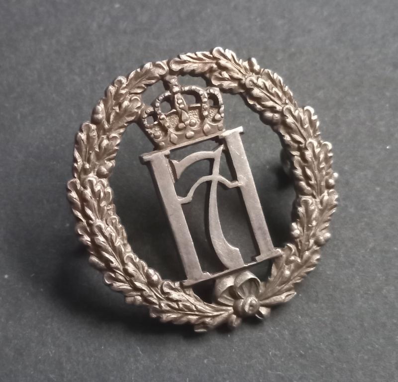 A trully superb and difficult to find British (silver hallmarked Gaunt Birmingham 1944) made Norwegian Free Forces Haakon 7 Officers and NCO's capbadge