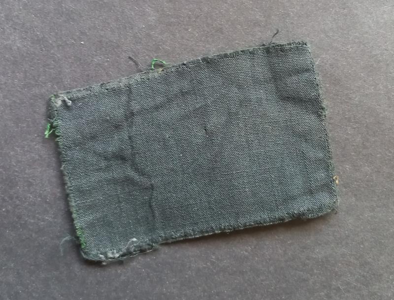 A attractive (regrettably single) British made Canadian 4th Armoured Division shoulder divisional sign