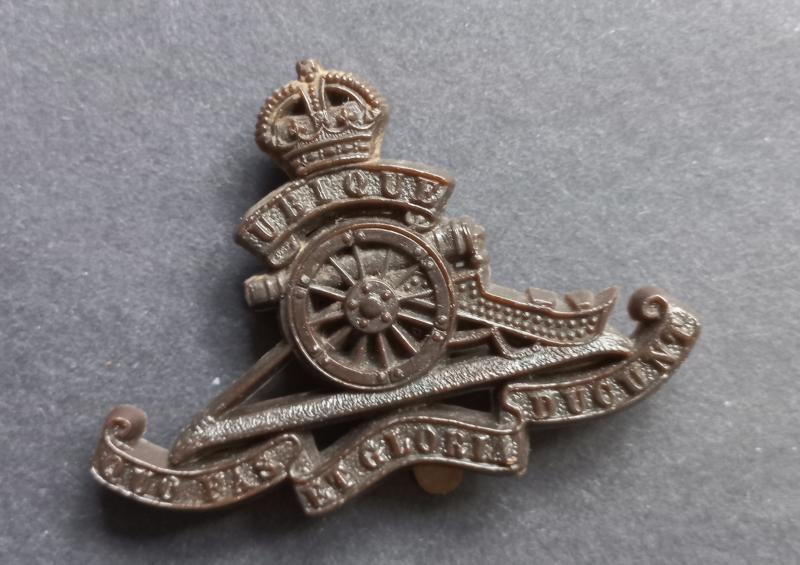 A great example of a (difficult to find and sought after) plastic i.e economy Royal Artillery gun cap badge