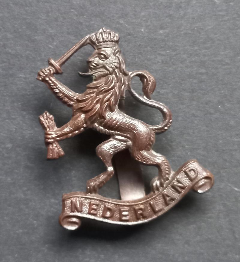 A attractive Free Dutch Forces Officers (British made Gaunt London marked) Nederland cap badge