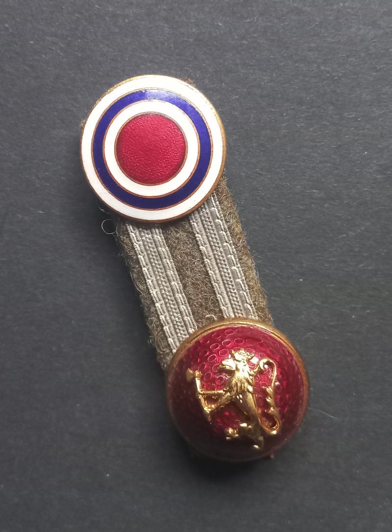 A attractive - British made - Norwegian Officers so called 'Luestolpe' cockade and button cap badge